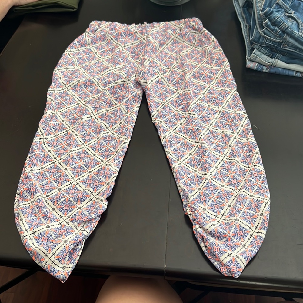 Patterned loose jogger style pants With pockets size medium. Elastic waste